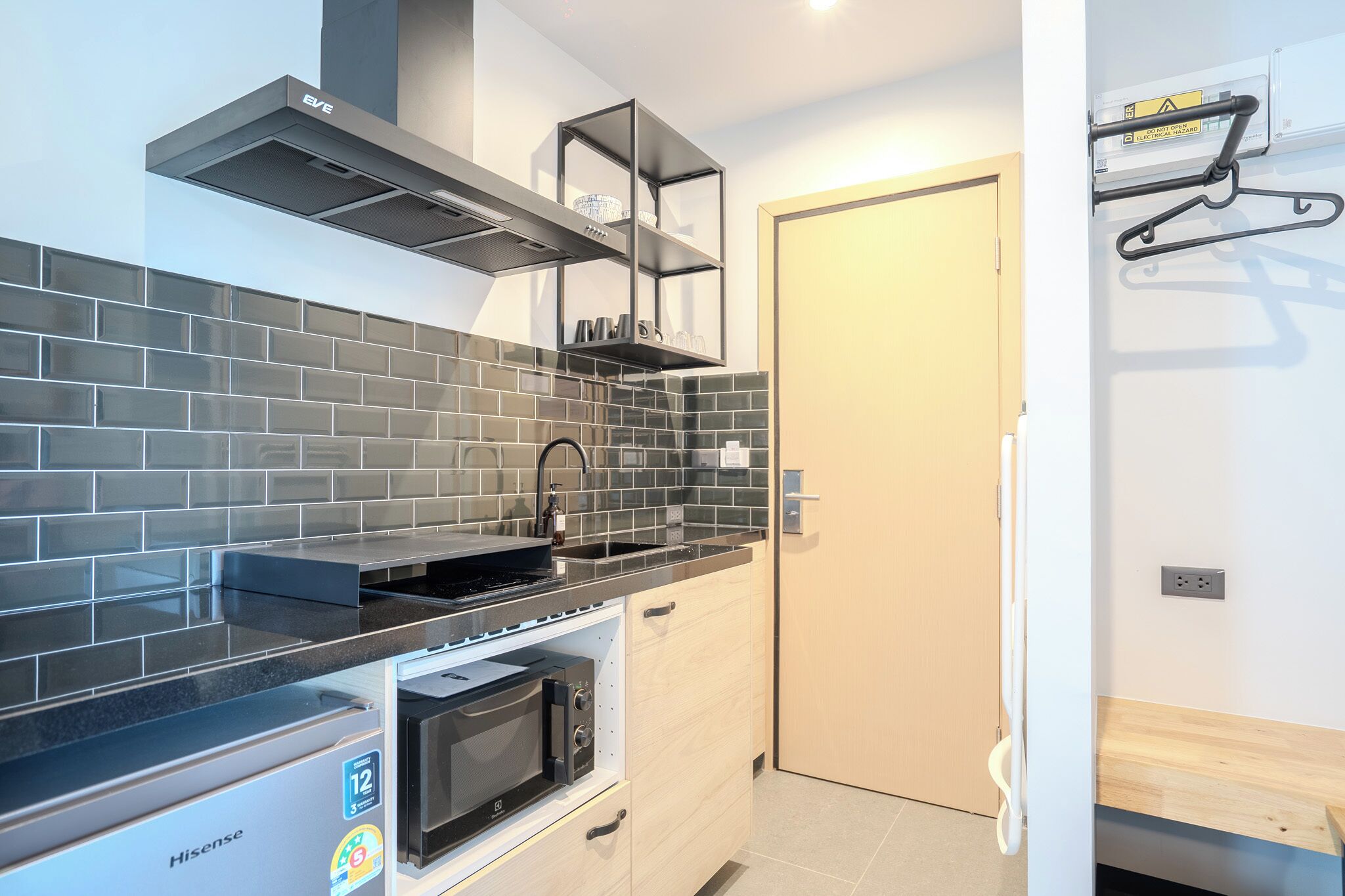 Family Triple Room with Kitchenette Street View | Private kitchen