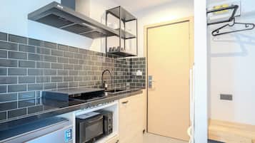 Family Triple Room with Kitchenette Street View | Private kitchen