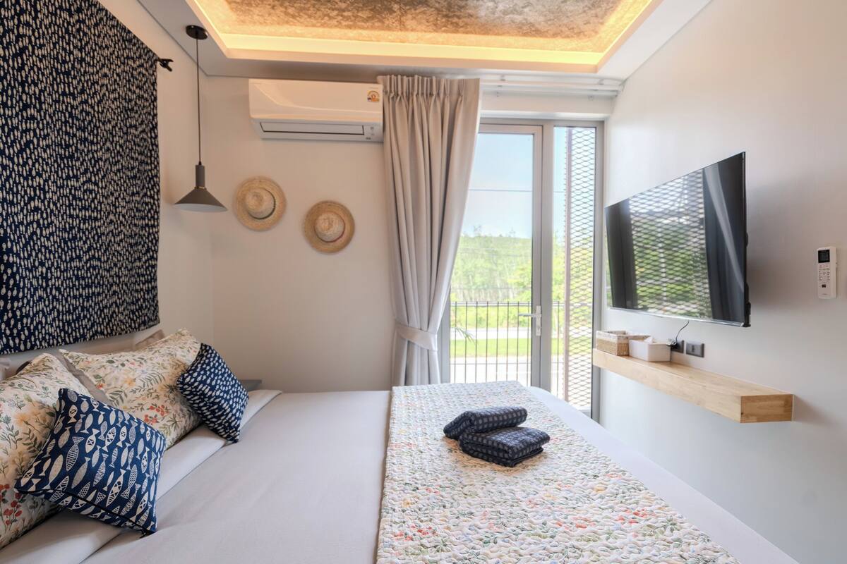 Studio Room King Bed Street View | Cofres nos quartos, escrivaninha, ferros/tábuas de passar roupa