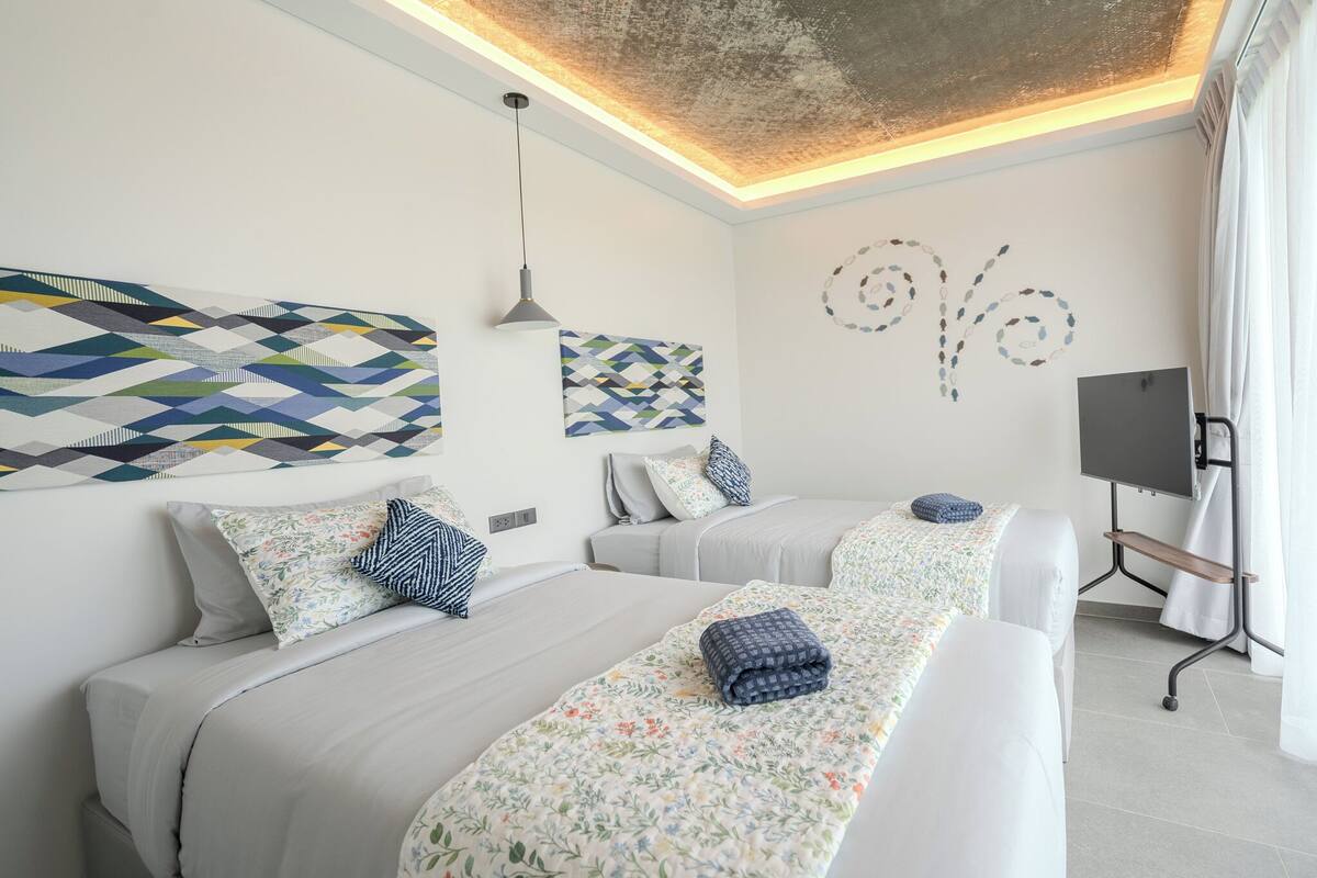Family 2 bedrooms Premium Suite with Kitchenette | Cofres nos quartos, escrivaninha, ferros/tábuas de passar roupa