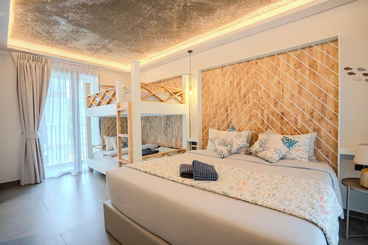 Family Room with Bunk Bed | Cofres nos quartos, escrivaninha, ferros/tábuas de passar roupa