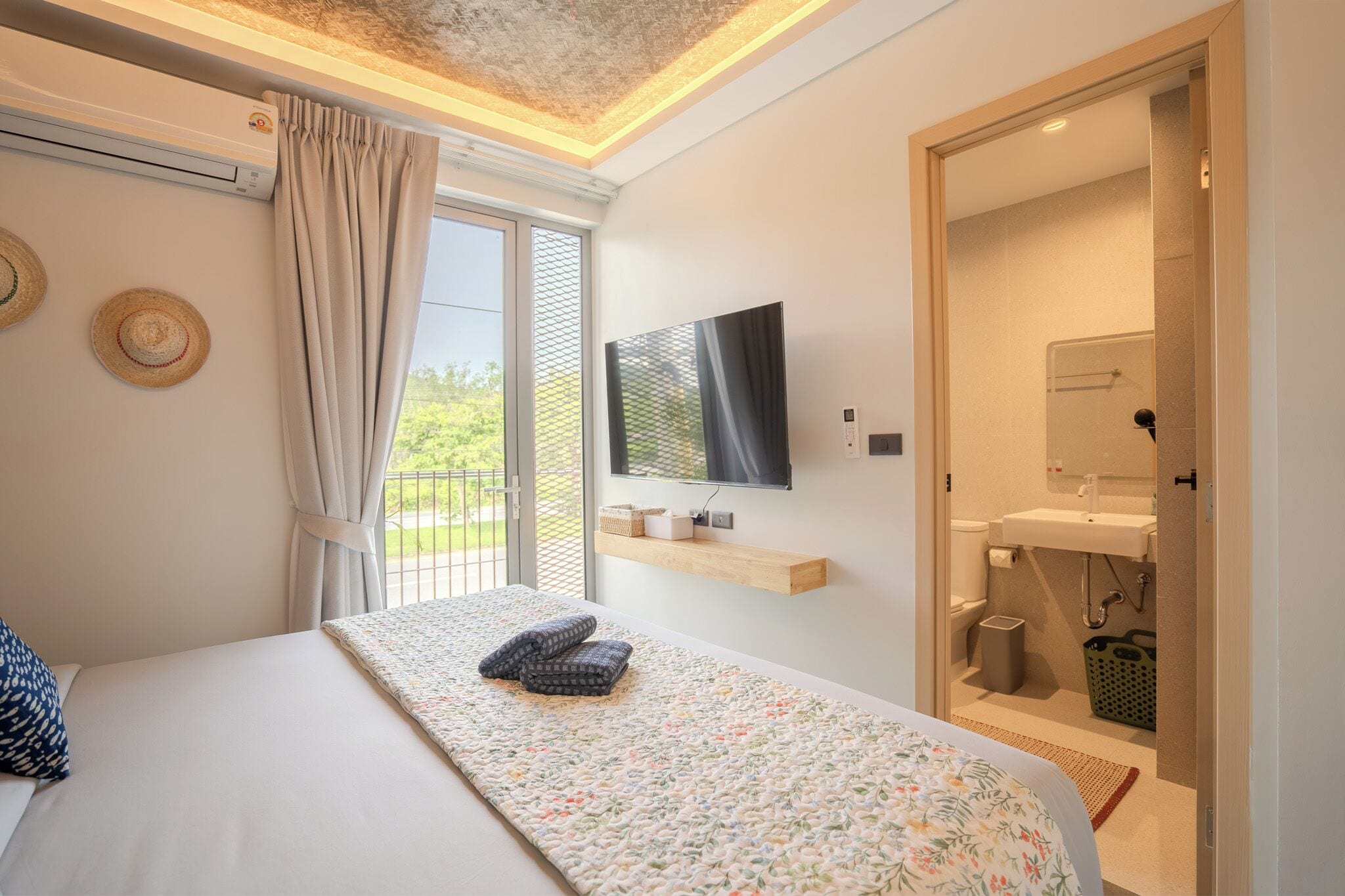 Studio Room King Bed Street View | In-room safe, desk, iron/ironing board, free WiFi