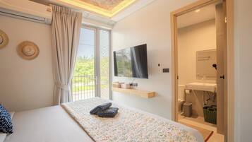 Studio Room King Bed Street View | In-room safe, desk, iron/ironing board, free WiFi