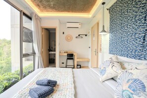 Studio Room King Bed Green View | Cofres nos quartos, escrivaninha, ferros/tábuas de passar roupa