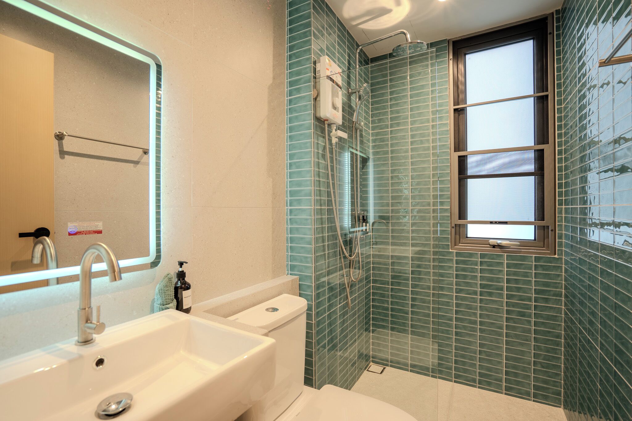 Un baño con lavabo, inodoro y zona de ducha.