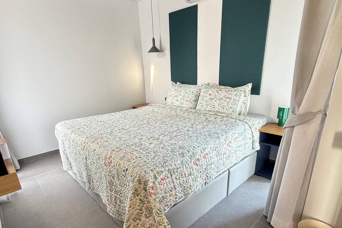 Family 2 Studio Suite with Kitchenette | Cofres nos quartos, escrivaninha, ferros/tábuas de passar roupa
