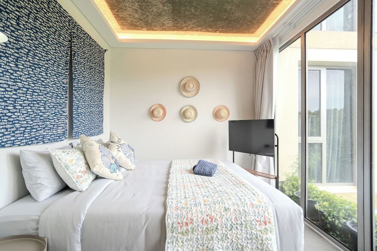 Studio Room King Bed Green View | Cofres nos quartos, escrivaninha, ferros/tábuas de passar roupa