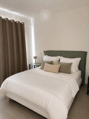 Tabla de planchar con plancha, internet y ropa de cama 