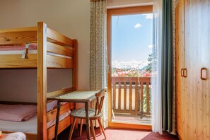 Quarto quádruplo luxo, sacada, vista para a montanha | Escrivaninha, Wi-Fi de cortesia