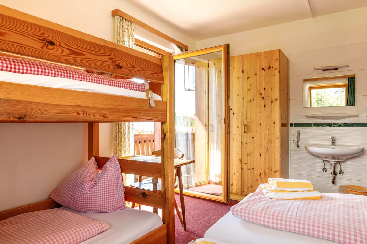 Habitación cuádruple Deluxe, balcón, vista a la montaña | Escritorio y wifi gratis 
