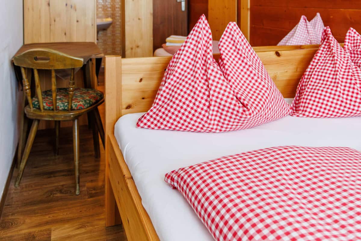 Habitación triple clásica, vista a la montaña | Escritorio y wifi gratis 