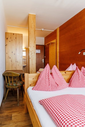 Habitación triple clásica, vista a la montaña | Escritorio y wifi gratis 