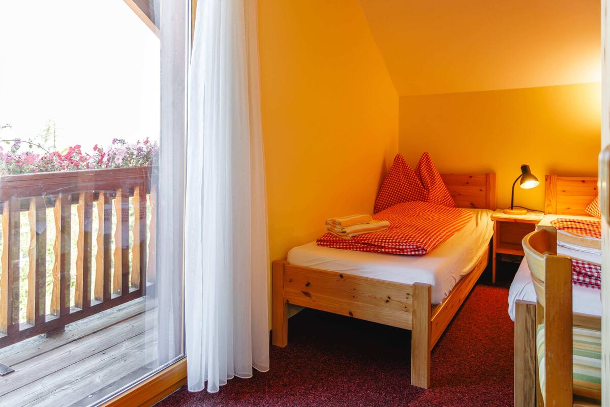 Habitación doble Deluxe, balcón, vista a la montaña | Escritorio y wifi gratis 