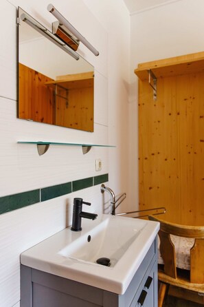 Habitación básica doble, vista a la montaña | Baño | Regadera, toallas, jabón, papel de baño 