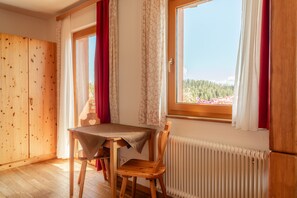 Quarto luxo, sacada, vista para a montanha | Opções para refeição
