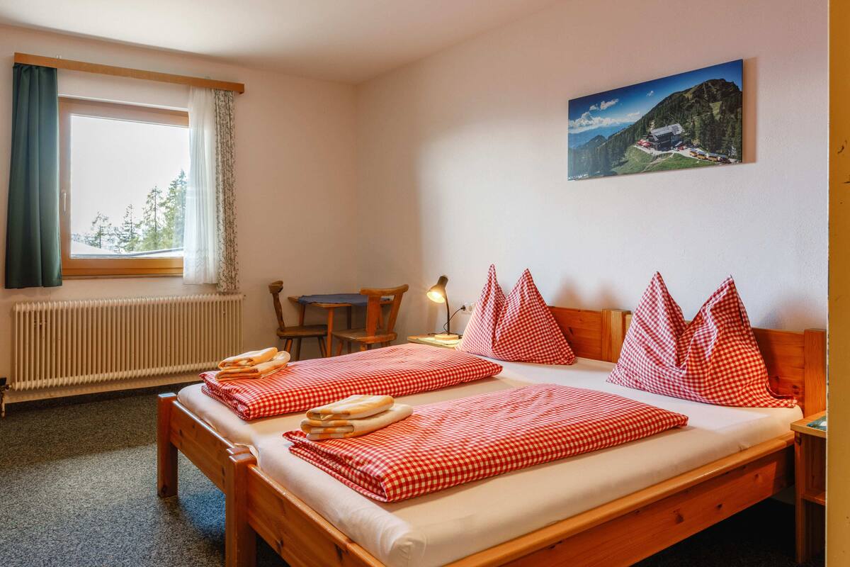 Habitación familiar, vista a la montaña | Escritorio y wifi gratis 