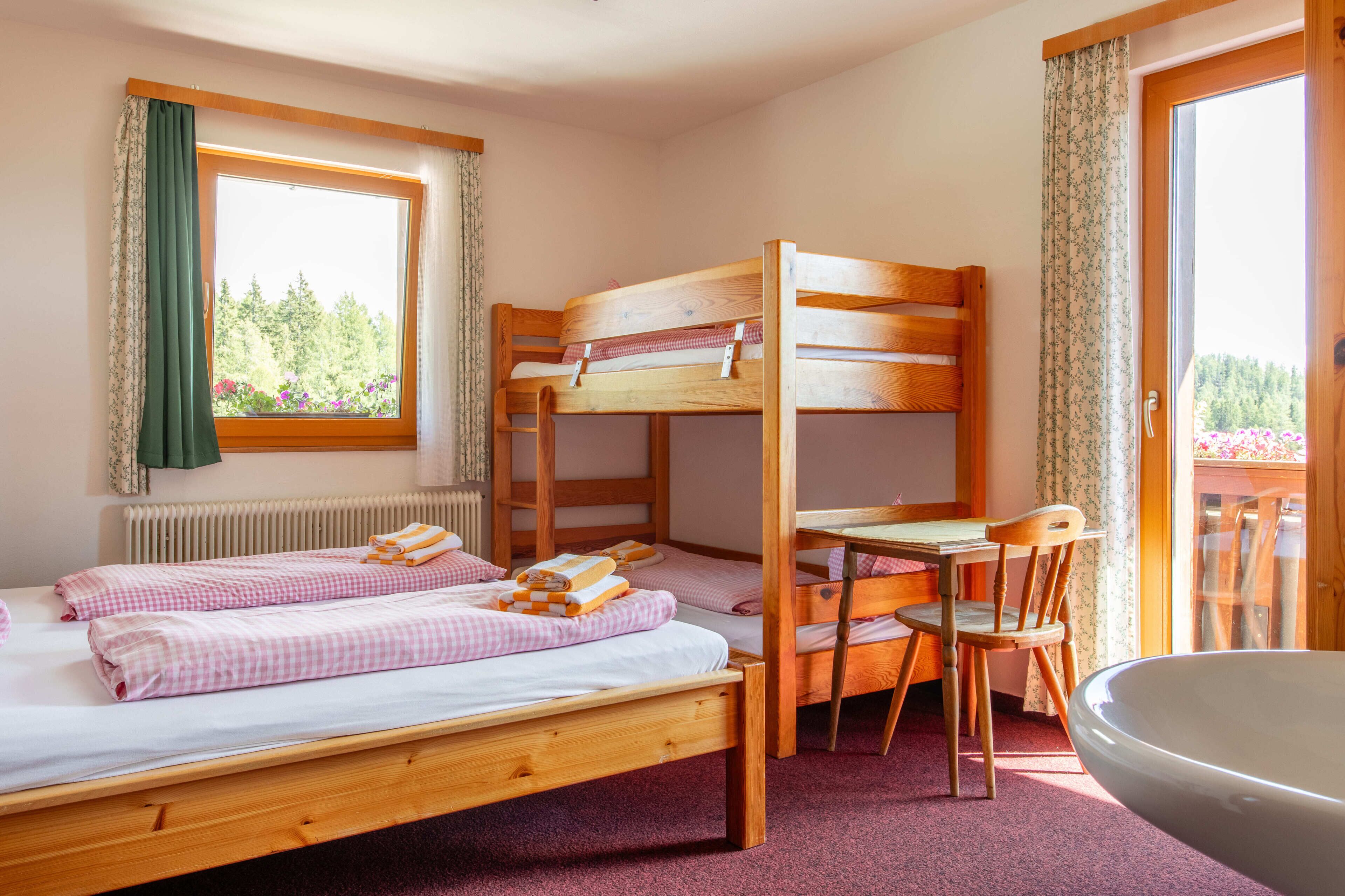 Quarto quádruplo luxo, sacada, vista para a montanha | Escrivaninha, Wi-Fi de cortesia