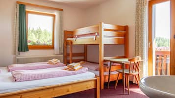 Quarto quádruplo luxo, sacada, vista para a montanha | Escrivaninha, Wi-Fi de cortesia