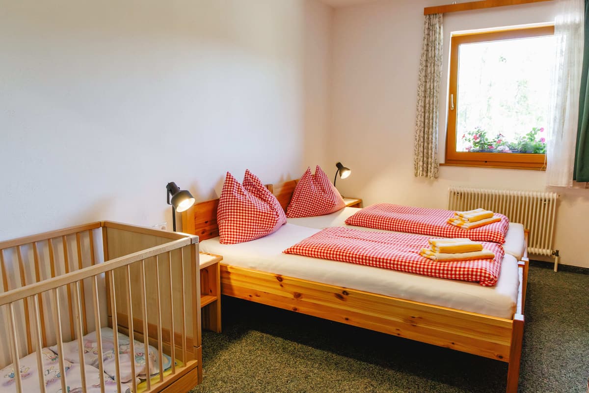 Habitación cuádruple clásica, vista a la montaña | Escritorio y wifi gratis 