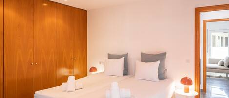 Iron/ironing board, free WiFi, bed sheets