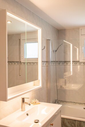 A bathroom with a large mirror, a sink, a shower, and a bathtub. - Majordoms Ponent, Banyoles (Banyoles)
