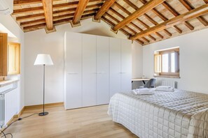 A bedroom with a bed, a wardrobe, a desk, and a lamp. - Antica Dimora delle Tre Coste (Marche)