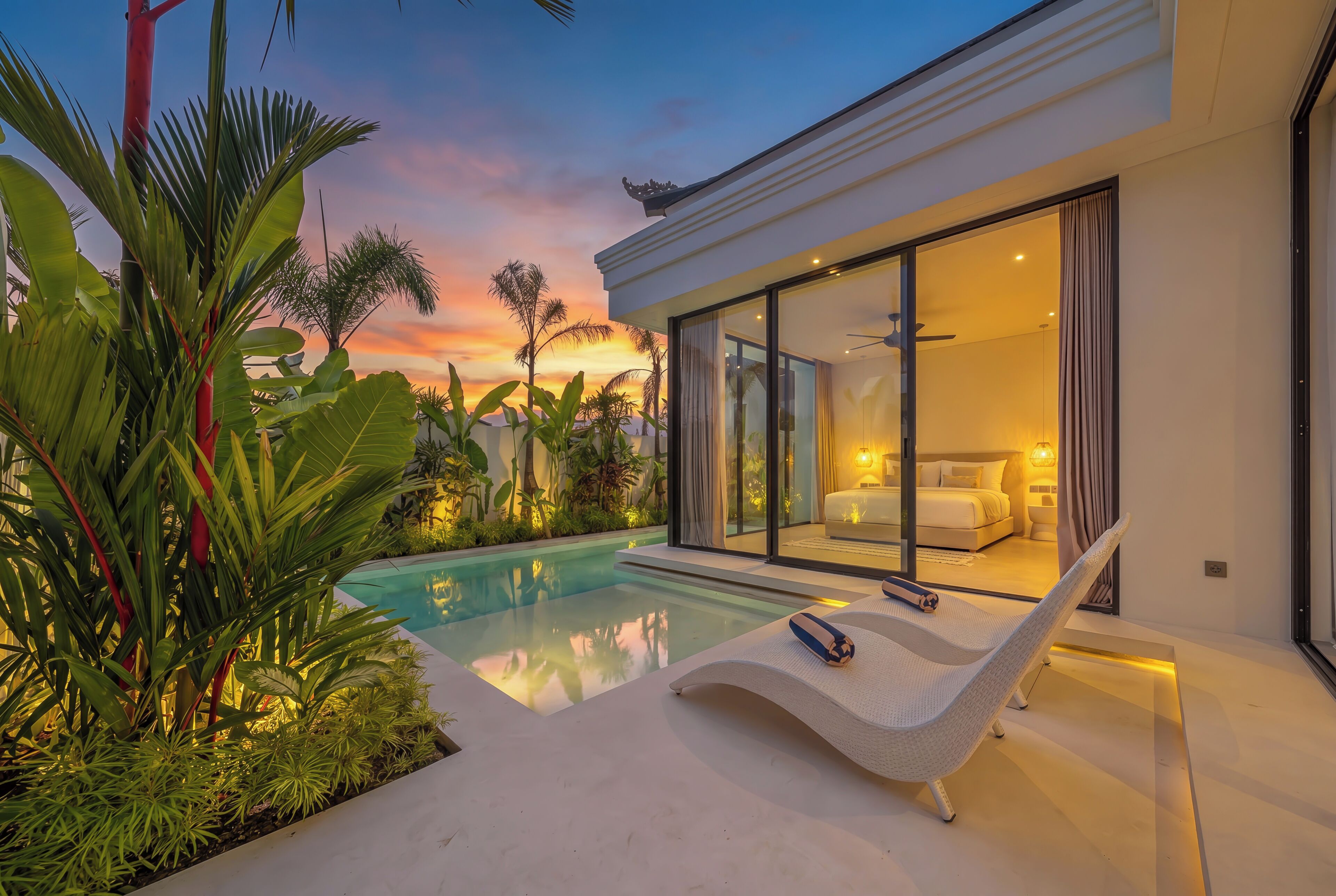 Una casa moderna con piscina, hamaca y un dormitorio con una cama grande y una mesita de noche.