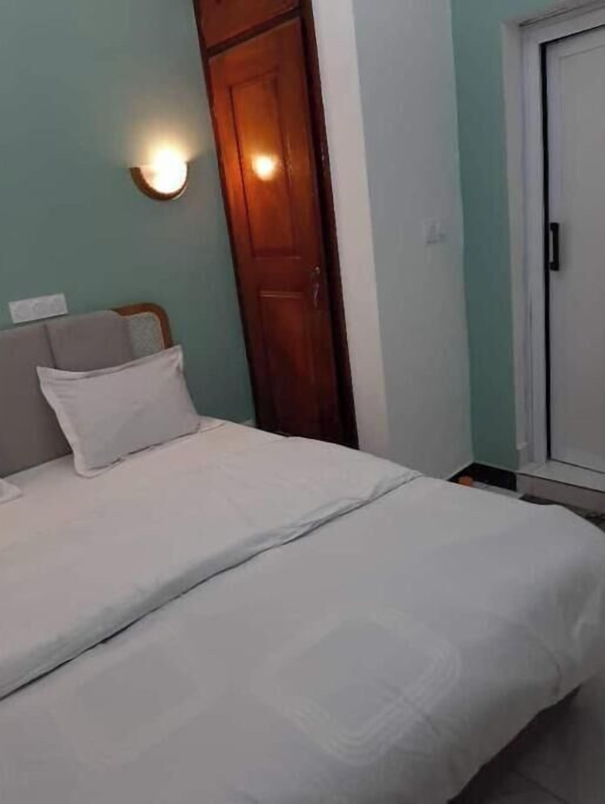 Iron/ironing board, internet, bed sheets