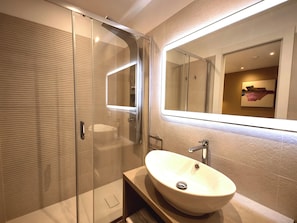 Habitación Confort, 1 cama de matrimonio grande, vistas a la ciudad | Baño | Ducha, secador de pelo, toallas y jabón