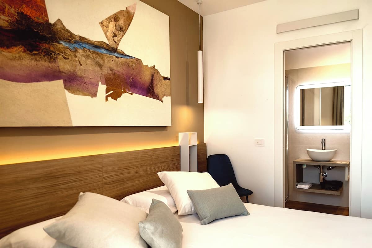 Habitación clásica, vistas a la ciudad | Caja fuerte y wifi gratis