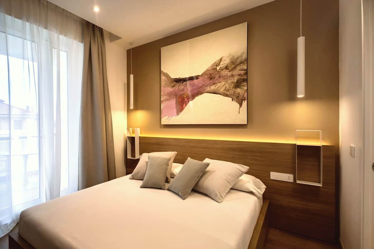 Habitación básica, 1 cama de matrimonio, baño privado | Caja fuerte y wifi gratis