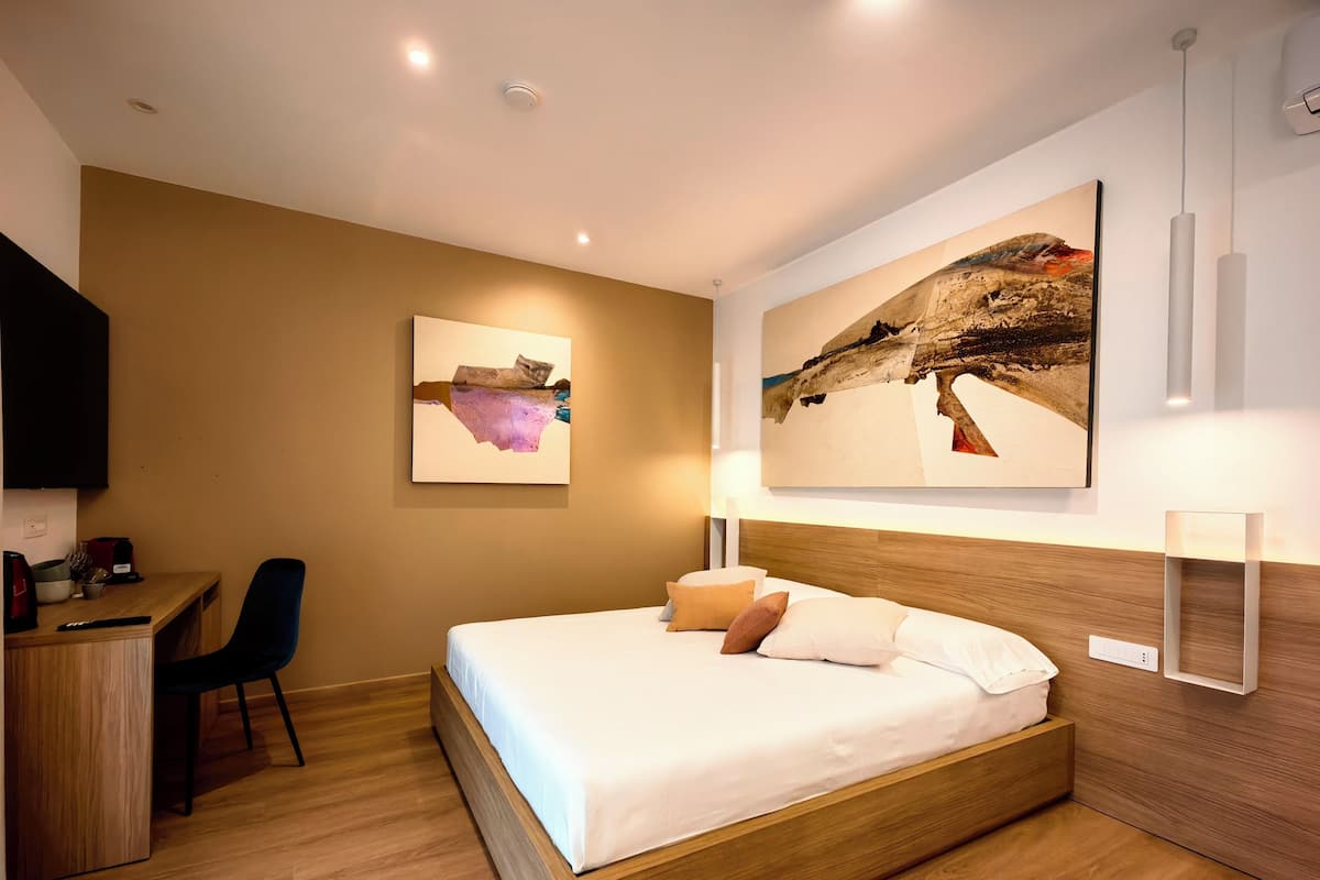 Habitación Confort, 1 cama de matrimonio grande, vistas a la ciudad | Caja fuerte y wifi gratis
