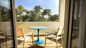 Classic Room, City View | Outdoor dining