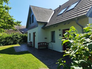 Exterior - Modern holiday home Savannah-Blue with terrace and enclosed garden in Börgerende (Börgerende)
