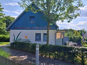 Outdoor dining - Modern holiday home Savannah-Blue with terrace and enclosed garden in Börgerende (Börgerende)