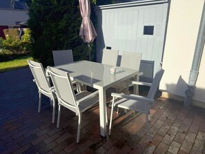 Outdoor dining - Modern holiday home Savannah-Blue with terrace and enclosed garden in Börgerende (Börgerende)