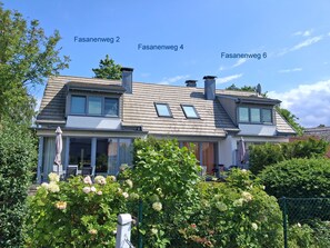 Exterior - Modern holiday home Savannah-Blue with terrace and enclosed garden in Börgerende (Börgerende)