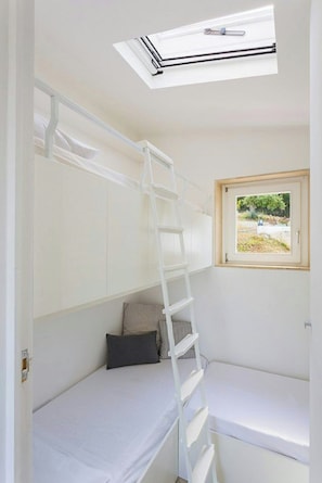 A bunk bed room with a skylight, a window, and a ladder. - Villa with infinity pool over the Tyrrhenian Sea (Cefalù)