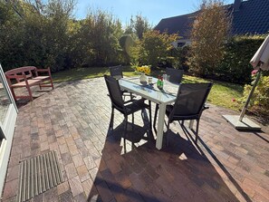 Outdoor dining - Modern holiday home Savannah-Blue with terrace and enclosed garden in Börgerende (Börgerende)