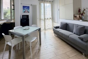 Living area - Spacious 89 m² apartment, ideal for 6 people, located on the ground floor of a period building with a private entrance (accessible via stairs).Situated in the heart of the historic center, the property offers a splendid view of Rocca Brancaleone Park an (Ravenna)