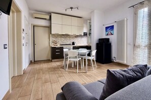 A compact living space with a kitchenette, a dining area, and a seating area with a sofa. - Spacious 89 m² apartment, ideal for 6 people, located on the ground floor of a period building with a private entrance (accessible via stairs).Situated in the heart of the historic center, the property offers a splendid view of Rocca Brancaleone Park an (Ravenna)