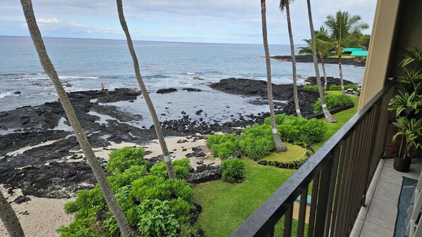 A balcony with a view of a rocky shoreline and ocean. - Beautiful Completely Renovated 2 Bed/2 Bath Oceanfront Gem - Kona Bali Kai #313 (Kailua-Kona)