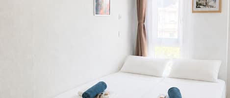 Iron/ironing board, WiFi (free), bed sheets