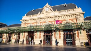 A historic building with a prominent clock tower and a sign reading 'SNCF' indicating it is a train station. - Le Thiers Azur AP4520 by Riviera Holiday Homes (Nice)