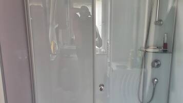 Dusche, Haartrockner, Handtücher