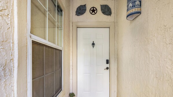 Exterior detail - Villa 3102 - Chillin' on Lake Time (Lago Vista)