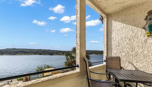 Outdoor dining - Villa 3102 - Chillin' on Lake Time (Lago Vista)