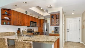 Coffee/tea maker, fridge, microwave, oven - Villa 3102 - Chillin' on Lake Time (Lago Vista)