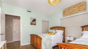 Desk, travel crib, WiFi (free), bed sheets - Villa 3102 - Chillin' on Lake Time (Lago Vista)