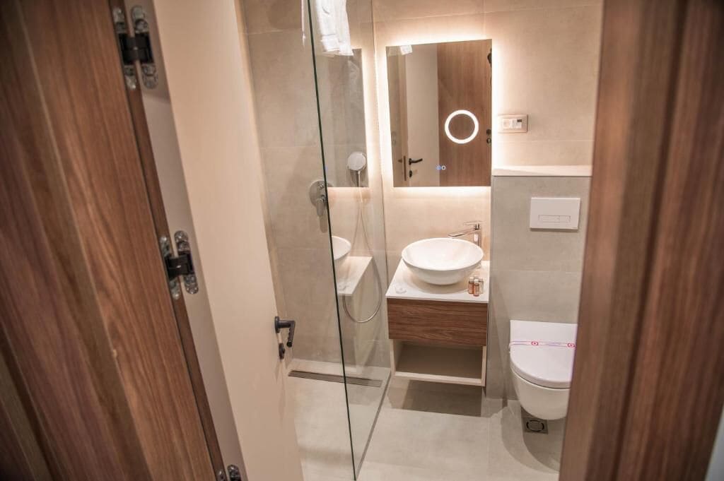 Standard Twin Room, Balcony, City View | Bathroom | Free toiletries, hair dryer, slippers, towels